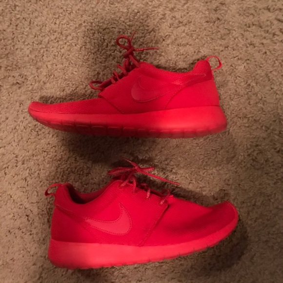 Red Nike roshe runs women’s 8 great condition - Picture 2 of 5